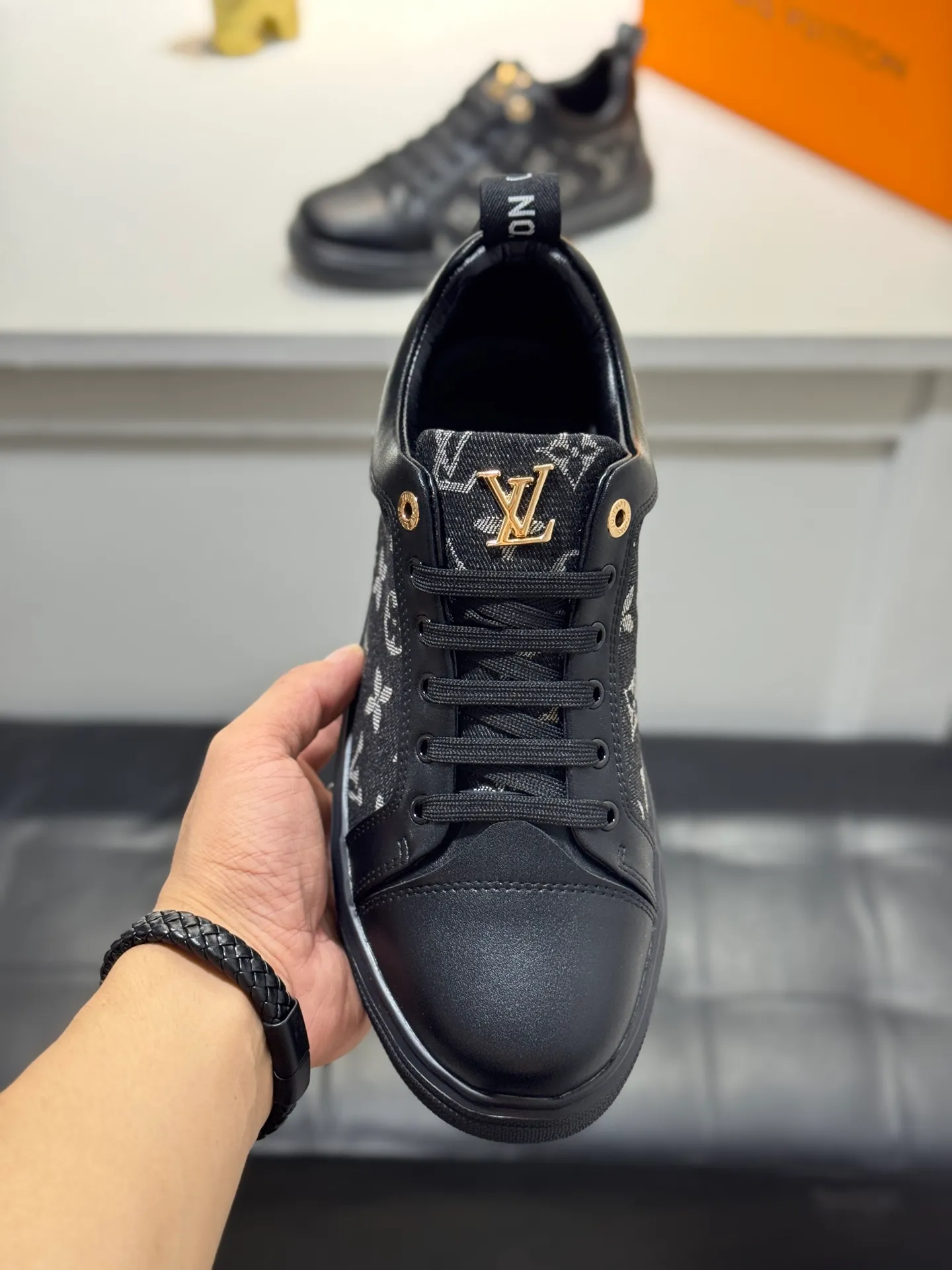 Men's shoes 💰400 [New model] 🌂🌂 Top quality original Louis Vuitton®️ Trendy and fashionable yet low-key men's casual shoes, LV cowhide embossed upper, comfortable and breathable, mesh lining, original rubber outsole, 2 colors available ~ a must-have for stylish men. Size: 38-44 (45 customized